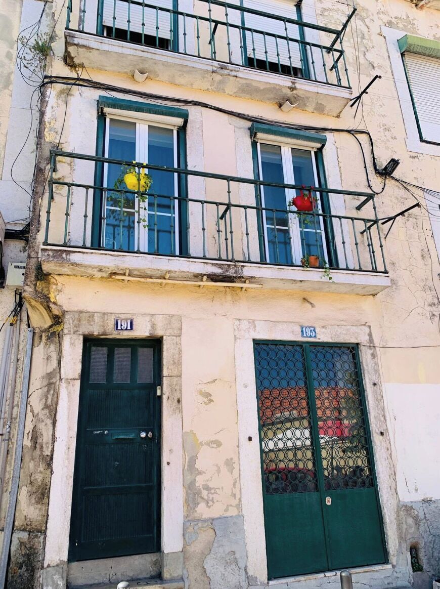 Un bâtiment doté de deux portes visibles, l’une portant le numéro 191 et l’autre le numéro 193.