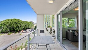 Outdoor dining - Aveline Dual-Key at Mantra Trilogy | Pool & Gym Steps to Esplanade (Cairns City)