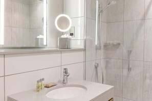Bathroom - Forest Pines Spa and Golf Resort (Brigg)