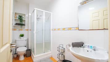 Ducha, secador de pelo, toallas, jabón
