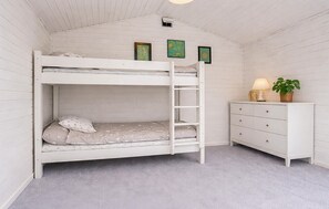 4 bedrooms, travel cot, free WiFi - Stunning home in Højby with WiFi (Højby)