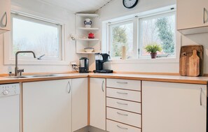 Fridge, microwave, stovetop, dishwasher - Stunning home in Højby with WiFi (Højby)