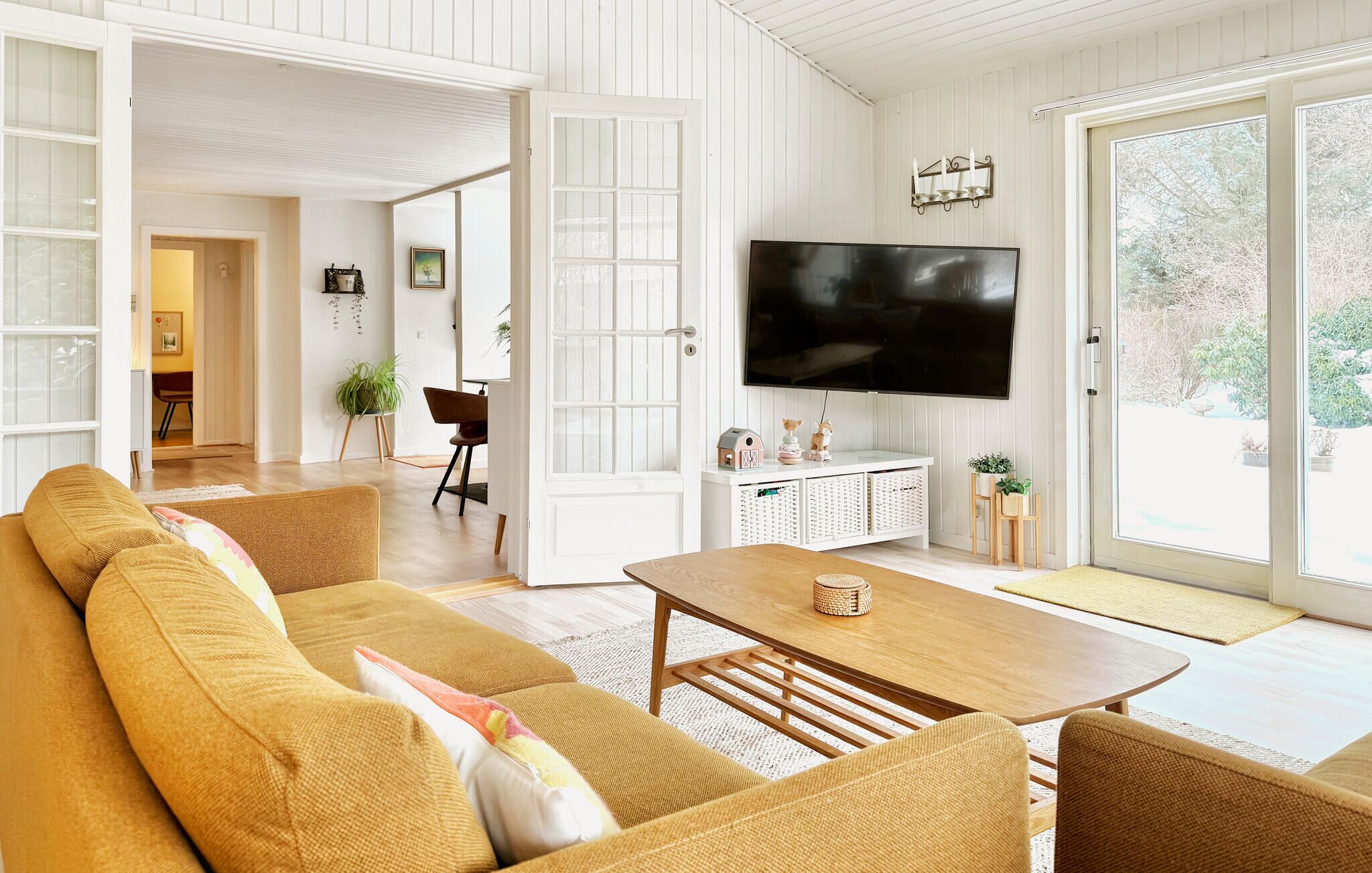 Smart TV, fireplace