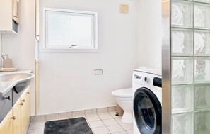 Shower - Stunning home in Højby with WiFi (Højby)