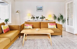 Smart TV, fireplace - Stunning home in Højby with WiFi (Højby)