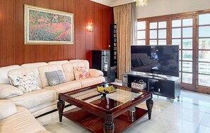 Smart TV, fireplace - Amazing home in Malaga (Malaga)