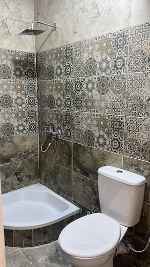 A bathroom with a shower, a bathtub, and a toilet. - Miracle Pyramids Hotel (Giza)