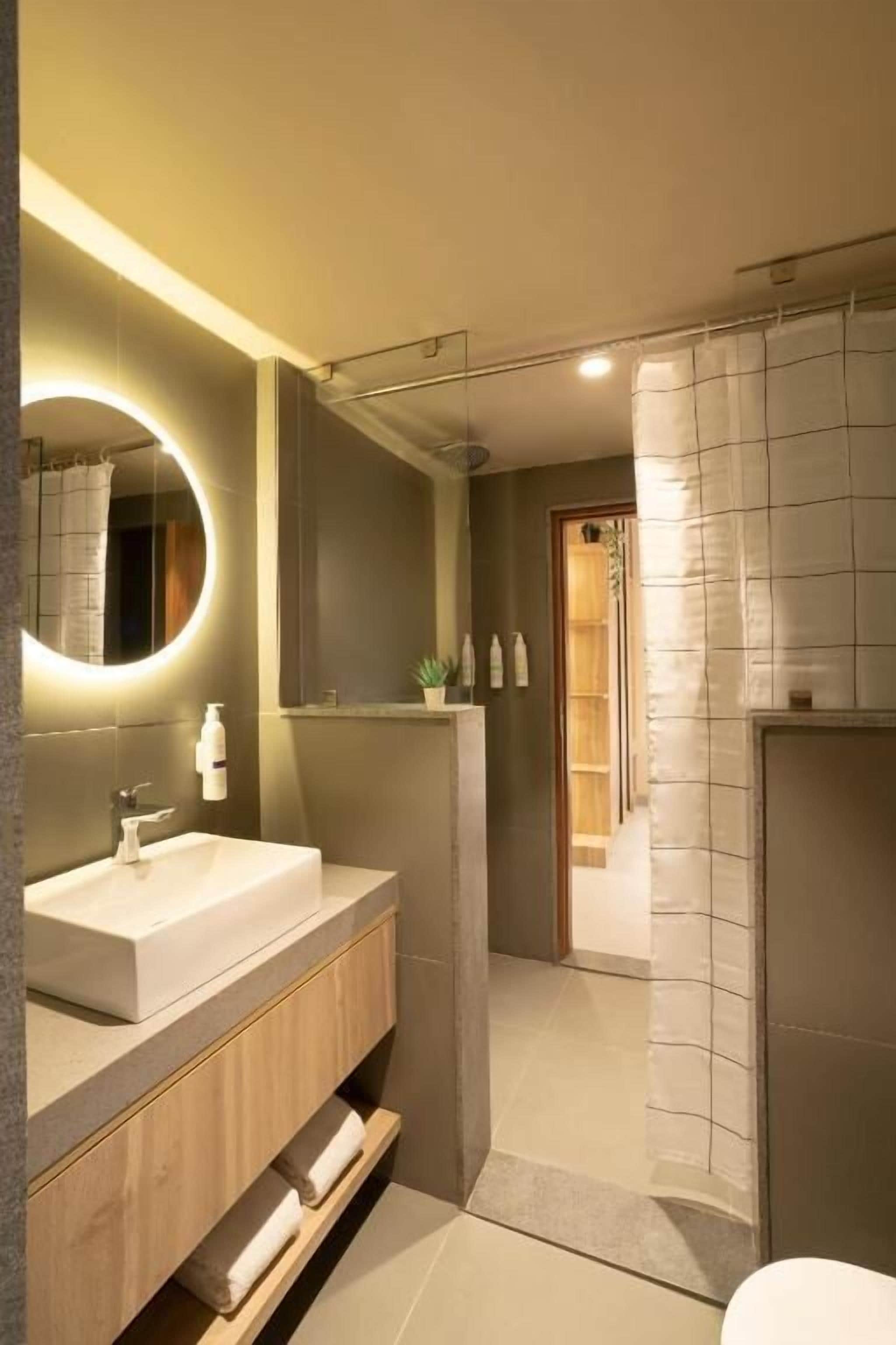 Smart Studio | Bathroom | Shower, free toiletries, towels, soap