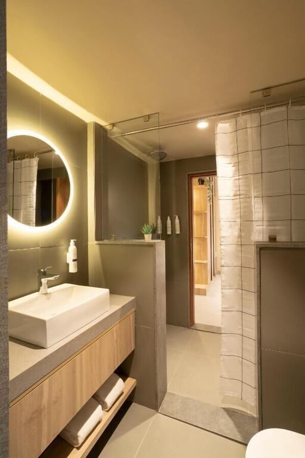 Smart Studio | Bathroom | Shower, free toiletries, towels, soap - Hotel PXL 27 (Bengaluru)