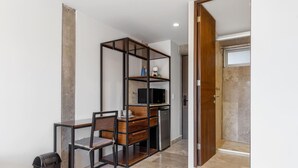 A compact room with a desk, chair, and a built-in shelving unit. - Morelos By Homirent (Cadereyta de Montes)