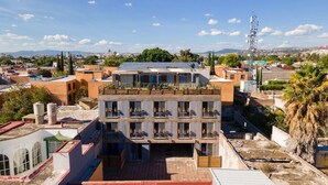 A multi-story building with a rooftop garden and solar panels. - Morelos By Homirent (Cadereyta de Montes)
