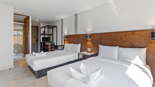 A hotel room with two beds, a wooden headboard, a small desk, and a bookshelf. - Morelos By Homirent (Cadereyta de Montes)