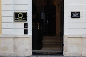 The entrance to a building with a sign for 'SPARANO PALACE LUXURY MAISON' and another sign for 'LE CLUB POMMERY'. - Sparano Palace_luxury Maison (Bari)
