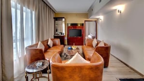 A spacious living room with leather sofas, a coffee table, and a flat-screen TV. - City Stay Hotel Expo Center Sharjah (Sharjah)