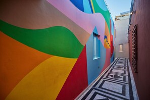 A hallway with colorful walls and a patterned floor. - Zen Zone Boutique Riad & Spa (Marrakech)