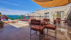 A rooftop terrace with outdoor seating, a view of the city, and a covered area. - Zen Zone Boutique Riad & Spa (Marrakech)