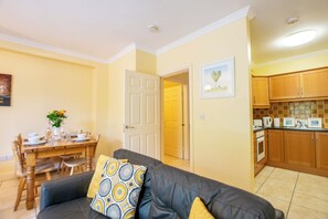 Living area - Spacious 2 Bed Apt, Sleeps 5 (Galway)