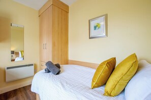 2 bedrooms, WiFi, bed sheets - Spacious 2 Bed Apt, Sleeps 5 (Galway)