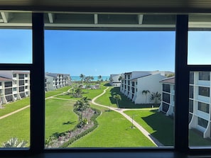 A view of a hotel with multiple buildings, a well-maintained lawn, and a clear blue sky. - Gulf Water Views Loggerhead 354 Sanibel (Sanibel)
