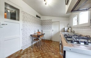 Fridge, microwave, oven, stovetop - Charmante maison proche plage (Royan)