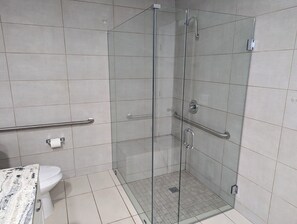 Douche, sèche-cheveux, serviettes fournies, savon