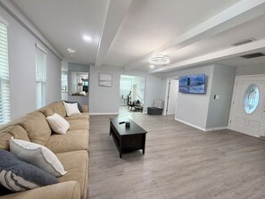 Living area - Alderman Acres - 4 Bedroom with a Game Room! (Jacksonville)