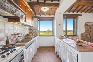 Fridge, oven, stovetop, coffee/tea maker - Casale Le Sorgenti 8, Pitigliano, Italy (Pitigliano)