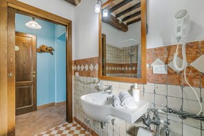 Shower, bidet, towels - Sorgenti Pitigliano 1, Pitigliano, Italy (Pitigliano)