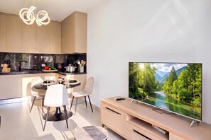 Una cocina moderna con zona de comedor, un televisor de pantalla plana y vistas panorámicas.