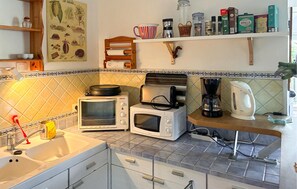 Frigorifero, microonde, forno, piano cottura
