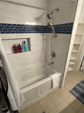 Whirlpool, Haartrockner, Handtücher, Seife