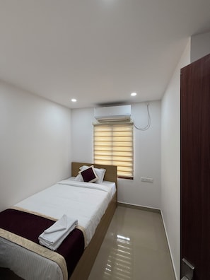 Desk, free WiFi - Aero Inn - Managed by Precise Properties (Aluva)