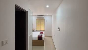 Elite Triple Room, City View | Interior