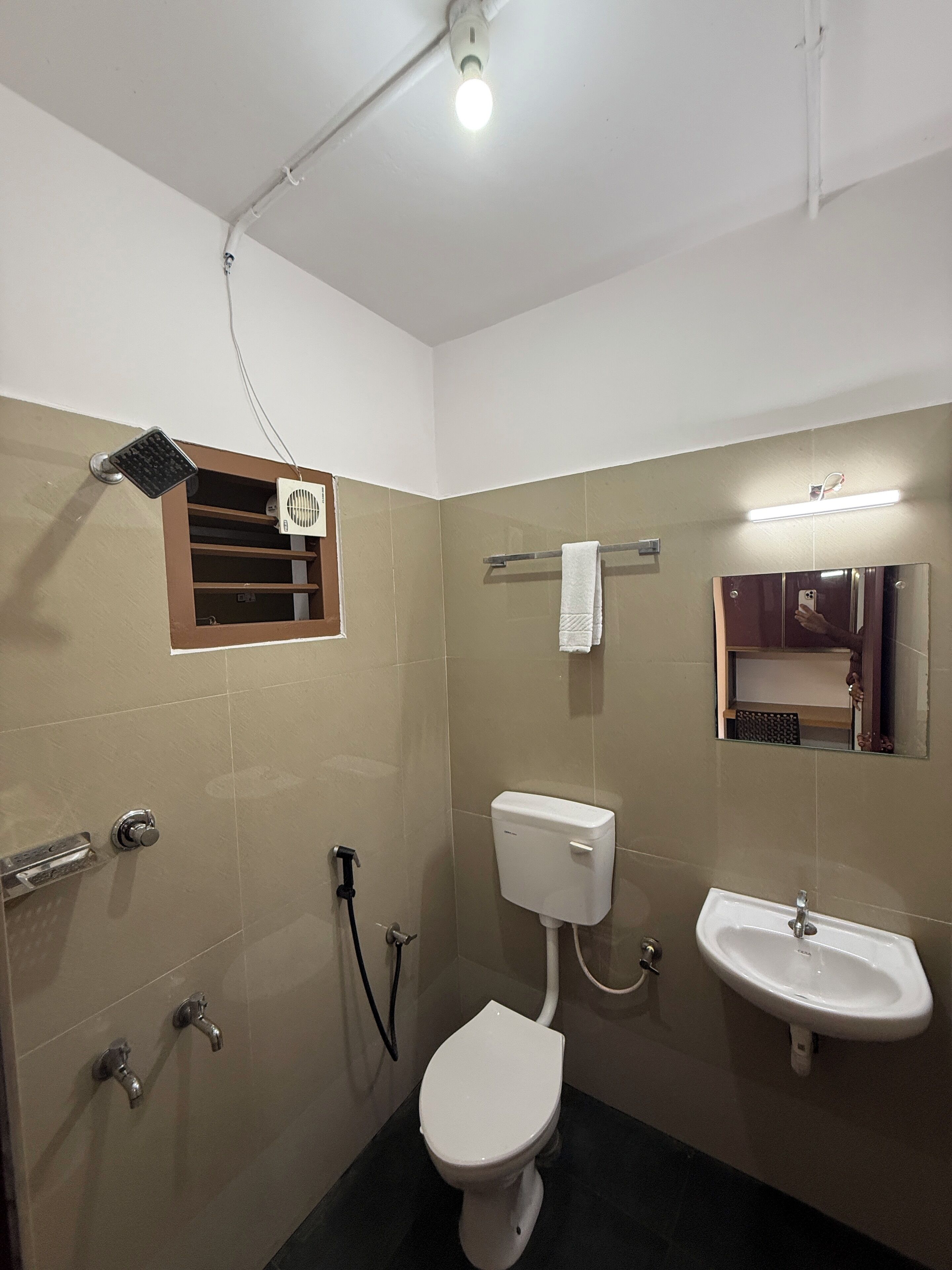 Chuveiro, toalhas de banho, sabonete 