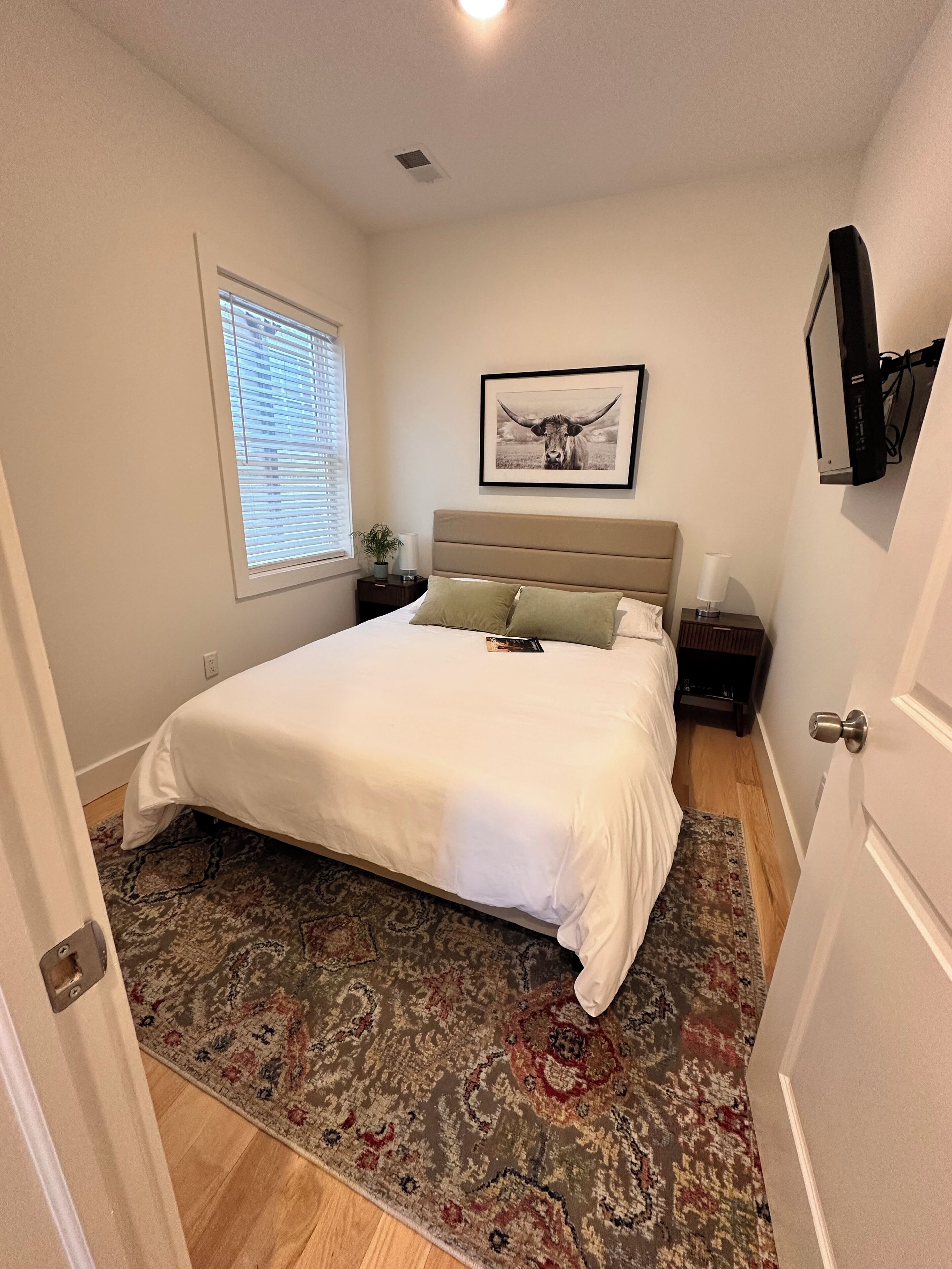 3 habitaciones, tabla de planchar con plancha, wifi y ropa de cama 