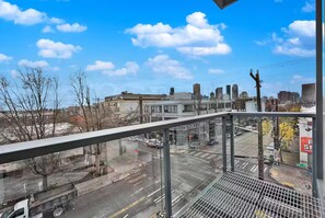 Property grounds - Rooftop and Balcony Views + AC - SOLIS Capitol Hill - Located Near Everything! (Seattle)