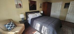 2 bedrooms, iron/ironing board, free WiFi, bed sheets - 2-bedroom Warm Garden apartment in Brooklyn (BROOKLYN)