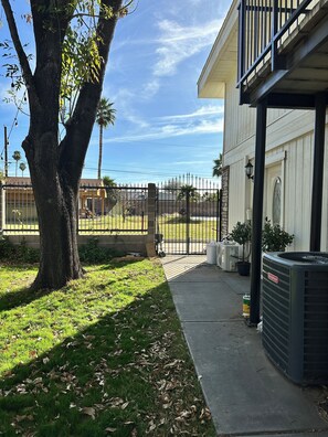 Property grounds - Peaceful Mesa studio - minutes to spring training (Mesa)
