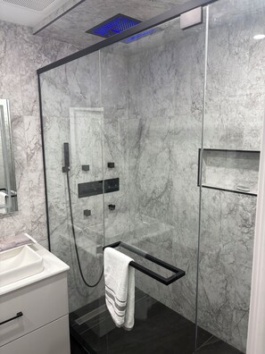 Shower, towels, soap, toilet paper - Newly renovated entire home (Dorval)