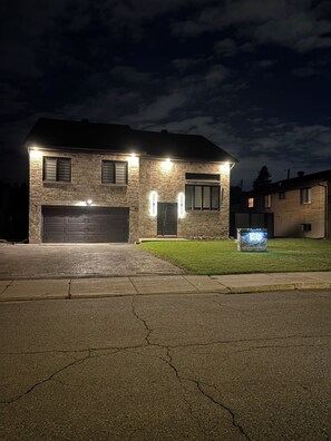 Exterior - Newly renovated entire home (Dorval)