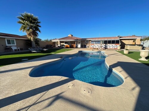 Gated Desert Retreat • Saltwater Pool & Hot Tub • 5 Min to Hospitals & Shopping