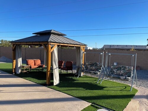 Gated Desert Retreat • Saltwater Pool & Hot Tub • 5 Min to Hospitals & Shopping