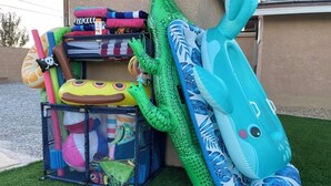 Un ensemble de jouets gonflables et une boîte de rangement contenant divers objets.