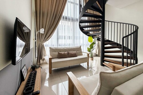 Modern Duplex Stay With Pool Near Jonker St