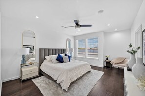 3 bedrooms, iron/ironing board, WiFi, bed sheets - Luxurious Home. Office. Galleria. NRG (Houston)
