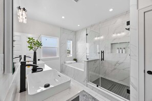 Shower, shampoo - Luxurious Home. Office. Galleria. NRG (Houston)