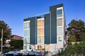Exterior - Refined Capitol Hill Townhome w/ Views & Parking (Seattle)