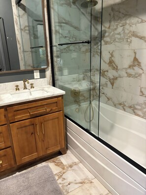 Bathroom - Perfect 2-bedroom cottage with AC in beautiful Lake Guntersville (Guntersville)