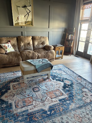 Living area - Perfect 2-bedroom cottage with AC in beautiful Lake Guntersville (Guntersville)