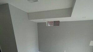 Une pièce spacieuse aux murs de couleur claire et au plancher en bois.